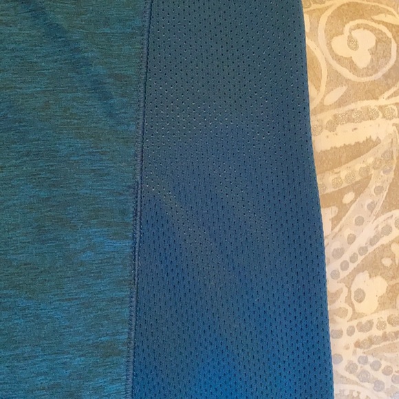 Like new! Under Amour athletic shirt, fitted - Picture 4 of 7